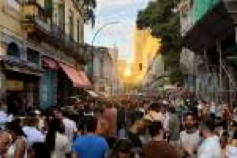 Rua do Senado, eleita a mais descolada do mundo, vive disputa territorial entre ambulantes e novos bares