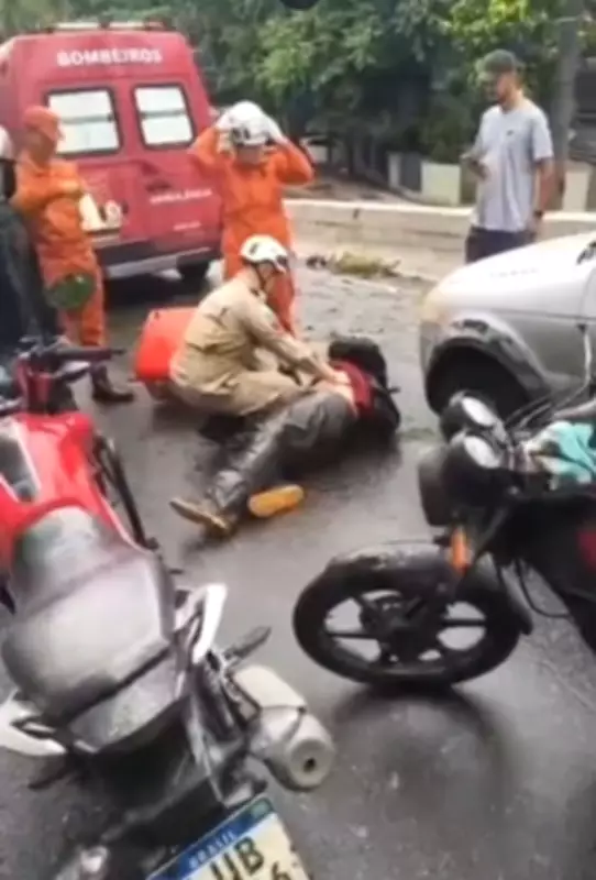 Árvore cai sobre motoboy na saída do Túnel Acústico na Gávea, Rio de Janeiro