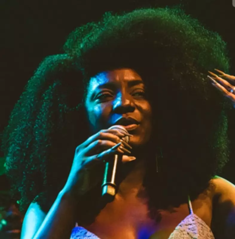 Sambista Adriana Araújo morre aos 49 anos em Belo Horizonte após aneurisma cerebral