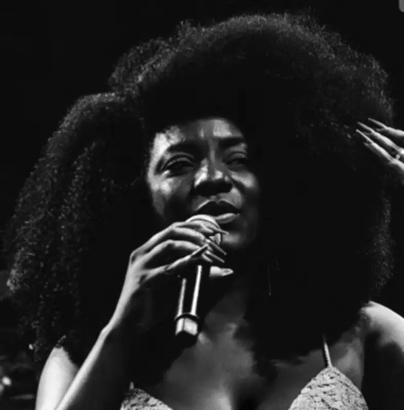 Sambista mineira Adriana Araújo morre aos 49 anos; velório será nesta terça-feira