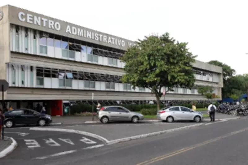 Servidora de Uberlândia é demitida por usar celular no trabalho e insubordinação