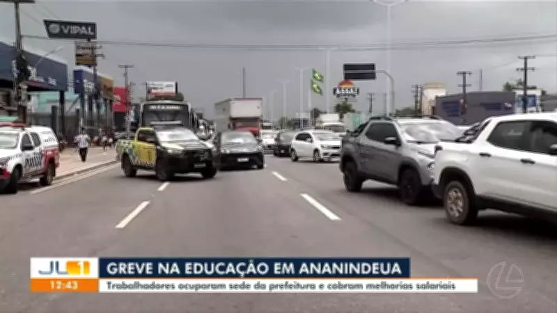 Servidores da educação em Ananindeua protestam na BR-316 por reajuste salarial
