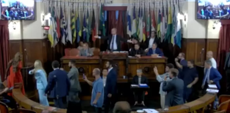 Sessão da Câmara de Niterói vira confusão após aprovação de título para Ludmilla