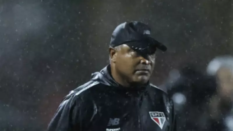 São Paulo vence Chapecoense e assume liderança do Brasileirão sob comando de Roger Machado