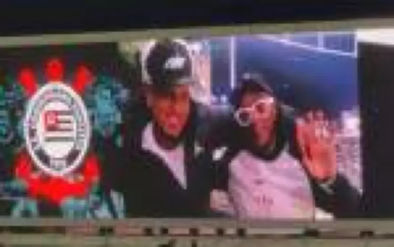 Spike Lee surpreende torcida ao aparecer em jogo do Corinthians com Veigh