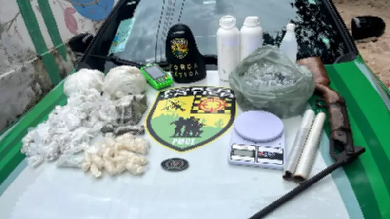 Suspeito com antecedentes é preso com espingarda e drogas, incluindo maconha 'ICE', em Fortaleza