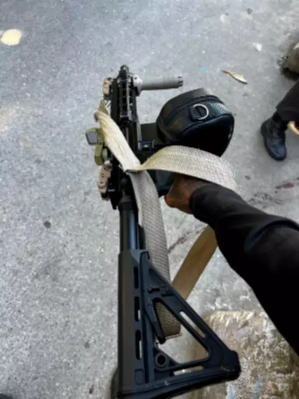 Suspeito com fuzil modificado é baleado em ataque à base da UPP Babilônia no Rio