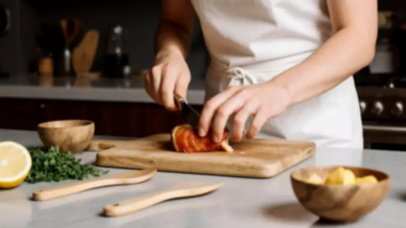Tábuas de Madeira na Cozinha: Alimentos que Devem ser Evitados para Segurança