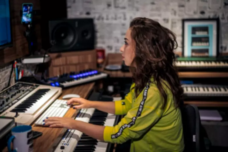 Tecladista de Jaú grava com estrelas da música brasileira sem sair de casa e vira empreendedora digital