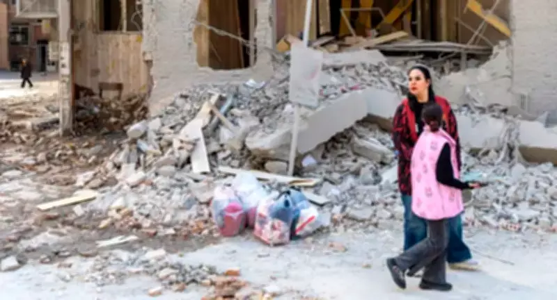 Teerã sob intenso ataque: relatos de terror e esperança em meio a bombardeios