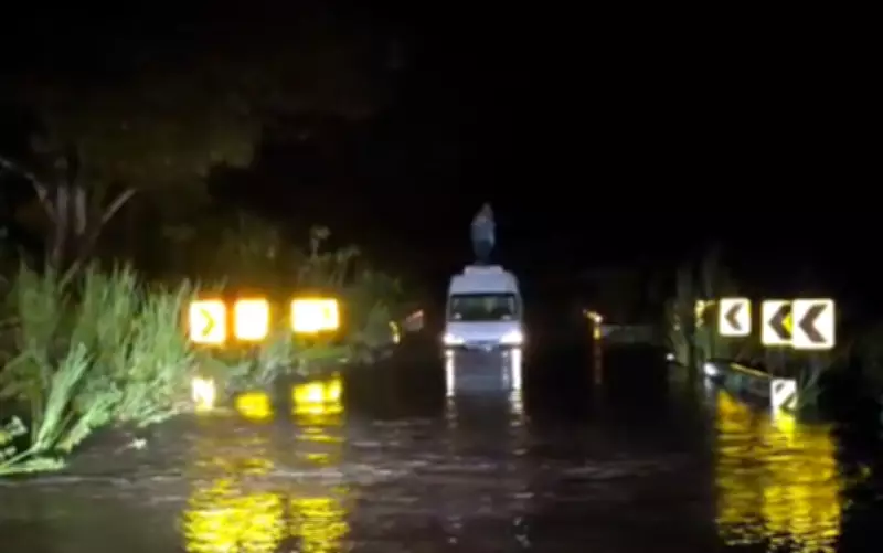 Temporal causa alagamentos e motorista fica ilhado em teto de van em cidades de SP