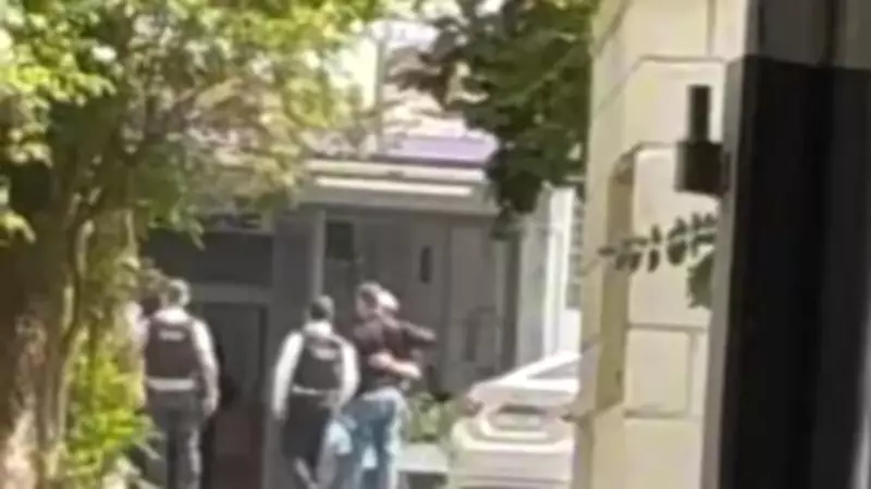 Tenente-coronel é abraçado ao chegar em presídio militar após prisão por feminicídio