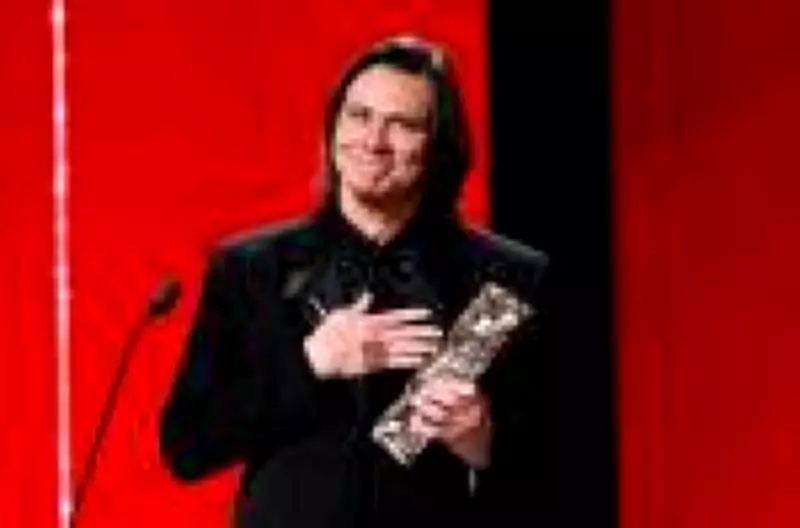 Teoria da conspiração absurda sobre Jim Carrey viraliza após prêmio na França