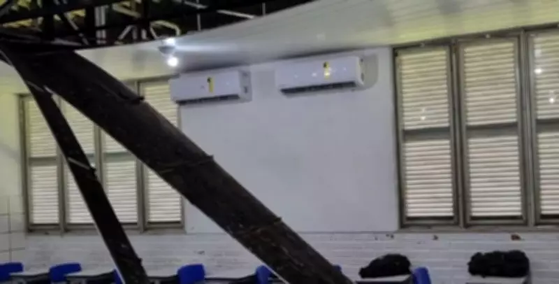 Teto de escola estadual desaba sobre professor durante aula em Natal