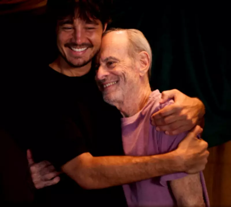 Tiago Iorc relança 'Troco likes' com convidados especiais para celebrar 10 anos do álbum