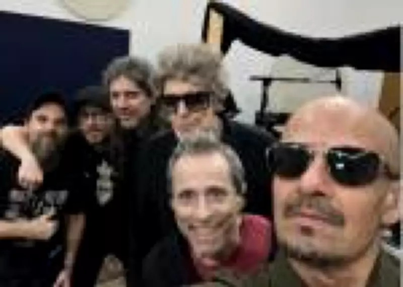 Tony Bellotto retorna aos palcos com Titãs após superar tumor no pâncreas