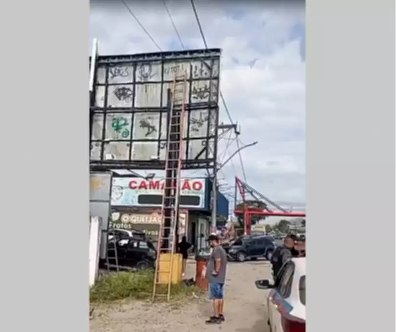 Trabalhador morre após sofrer descarga elétrica e cair de placa publicitária em Maricá