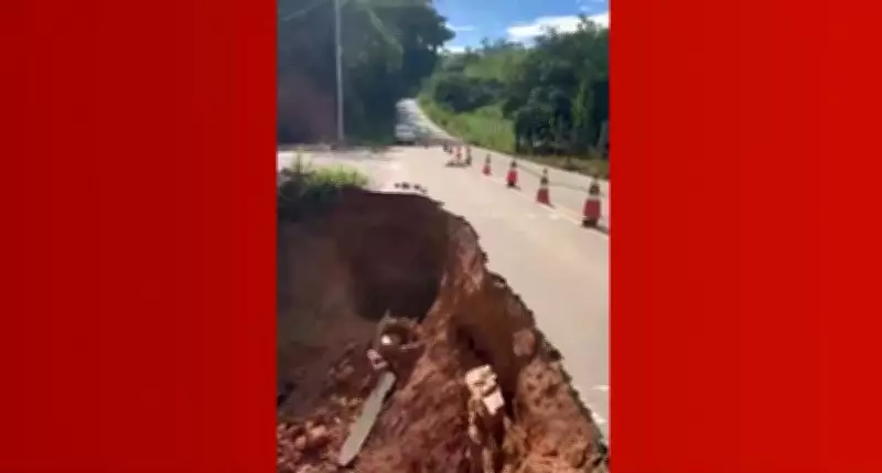 Trecho da BR-474 em Caratinga cede e é interditado após desmoronamento