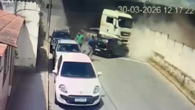 Trem atinge carreta e carros em Carandaí, MG; motorista fica ferido
