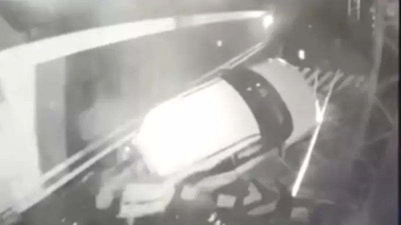 Trem atropela carro preso nos trilhos em Taiwan; motorista foge antes do impacto