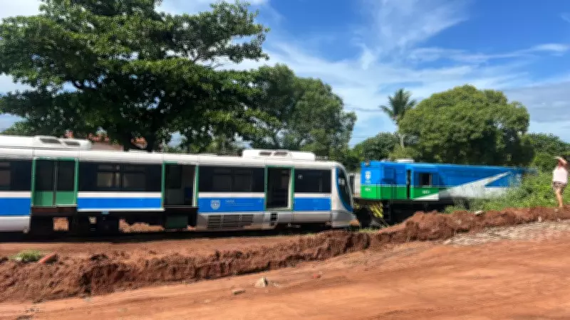 Trem descarrila após areia invadir linha férrea em Natal; ninguém se feriu