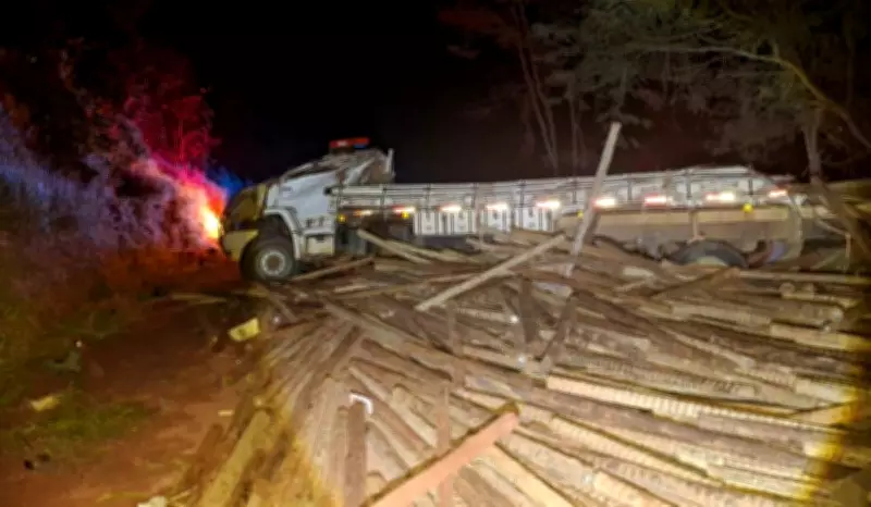Três mortos em acidente com caminhão de eucalipto em Mata Verde, MG
