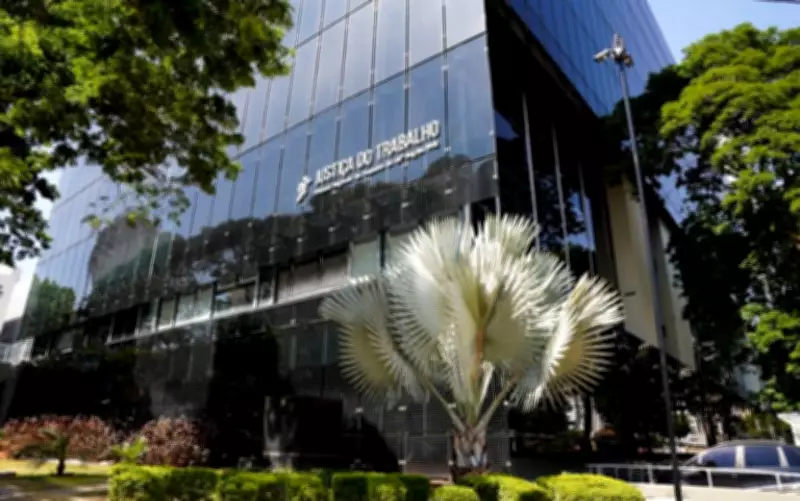 TRT-GO mantém demissão por justa causa de vigilante que postou fotos em churrasco durante atestado médico