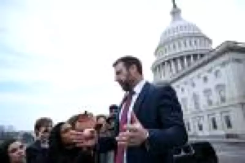 Trump demite 'Barbie do ICE' e nomeia ex-lutador de MMA para comandar Segurança Interna