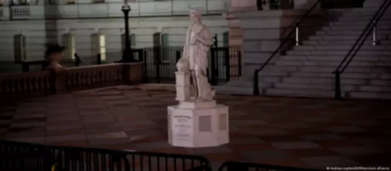 Trump reinstala estátua de Colombo na Casa Branca em meio a controvérsia histórica