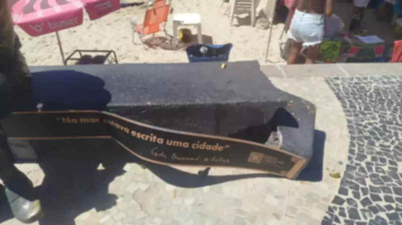Turista danifica banco da estátua de Drummond em Copacabana ao tentar quebrar coco