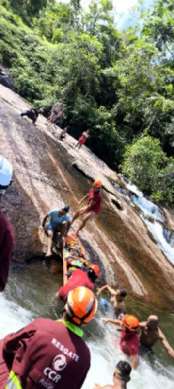 Turistas sofrem queda em cachoeira e são resgatados por Bombeiros em Ubatuba