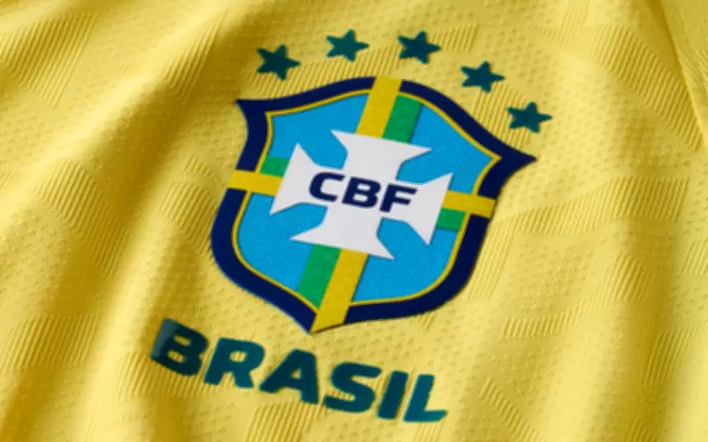 Uniforme da Seleção Brasileira gera polêmica por preço e termo 'Brasa' nas meias
