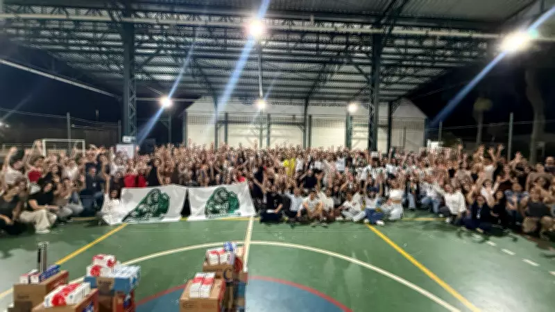 Univás e Colégio João Paulo II arrecadam mais de 13 mil litros de leite e óleo em trote solidário