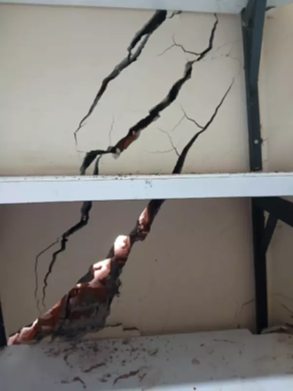 Vazamento de esgoto causa rachaduras e interdita casas em Indaiatuba, SP