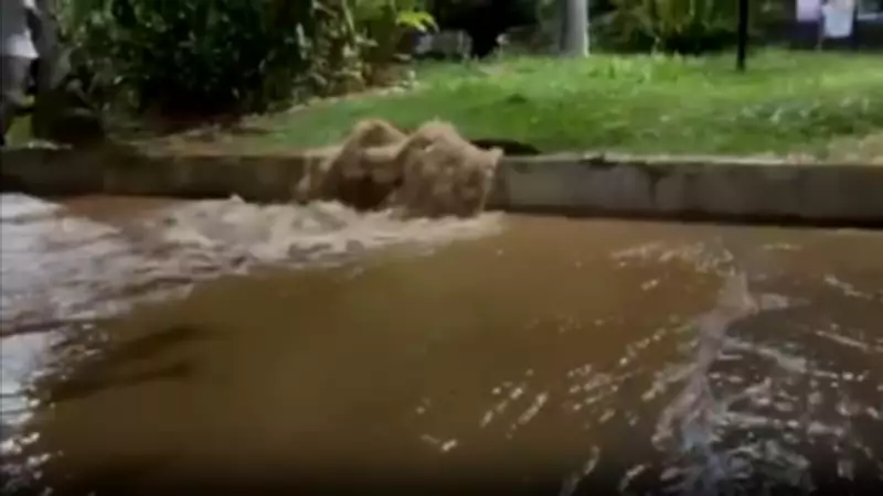 Vazamento de água interrompe abastecimento na Praça Santa Terezinha, em Taubaté