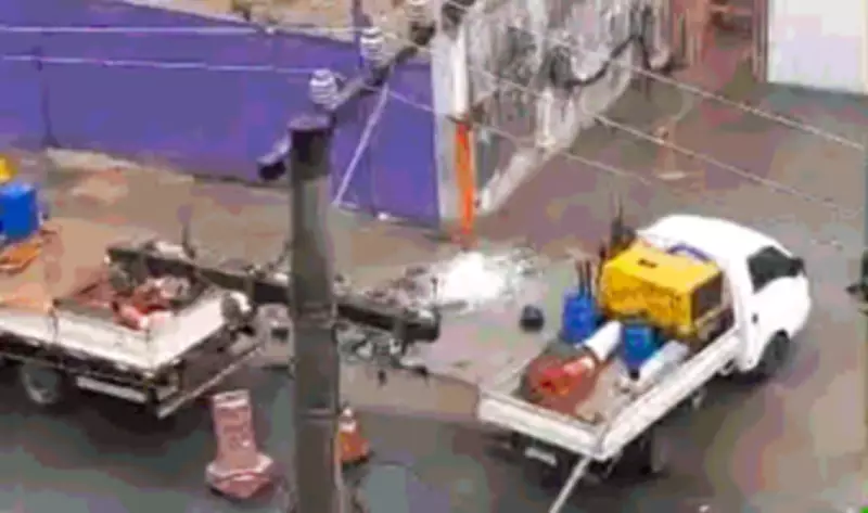 Vazamento de água interrompe trânsito na Avenida Santa Marina após obra do Metrô