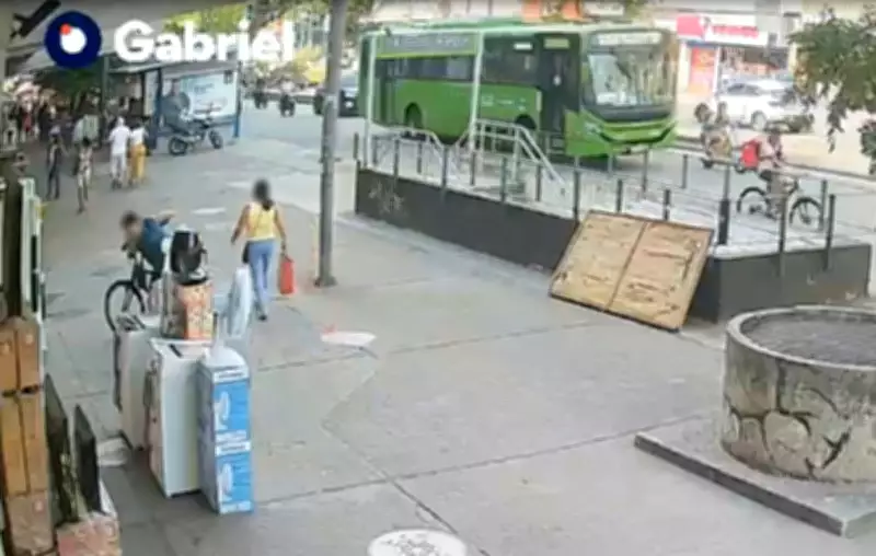 Vídeo de segurança mostra atropelamento fatal de mãe e filho na Tijuca