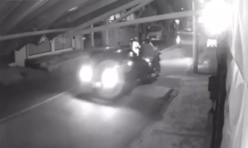 Vídeo flagra colisão traseira em quebra-molas que derruba motociclistas em Itaperuna