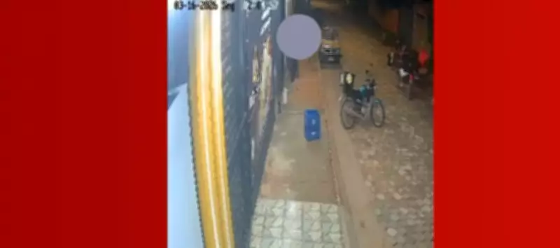 Vídeo flagra tiroteio próximo a distribuidora de bebidas em Buritizeiro; dois homens ficam feridos