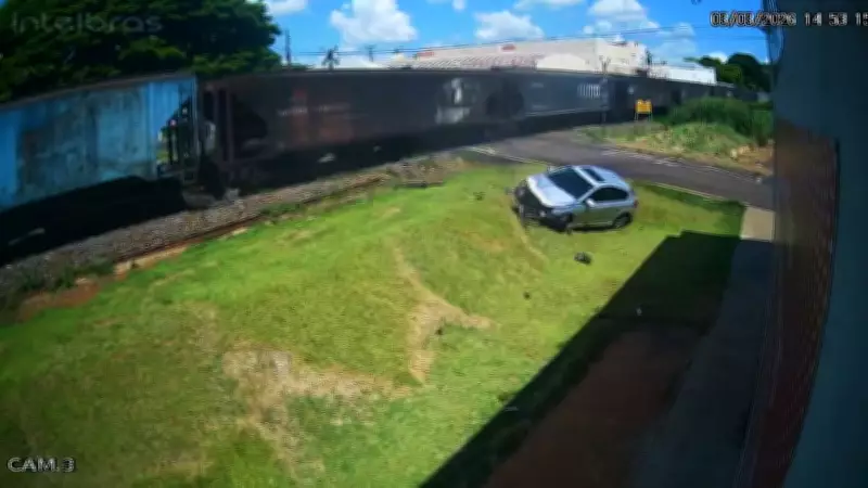 Veículo quase capota após ser atingido por trem em Marialva, Paraná