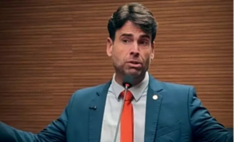 Vereador do Recife é indiciado por injúria e difamação após gesto de 'chifres' em sessão