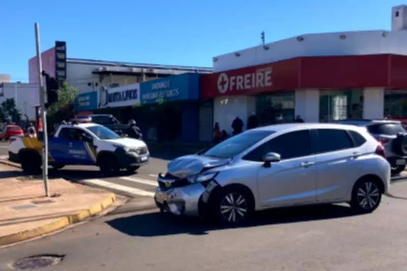 Viatura da Agetran em perseguição colide com carro em Campo Grande; motorista se fere levemente
