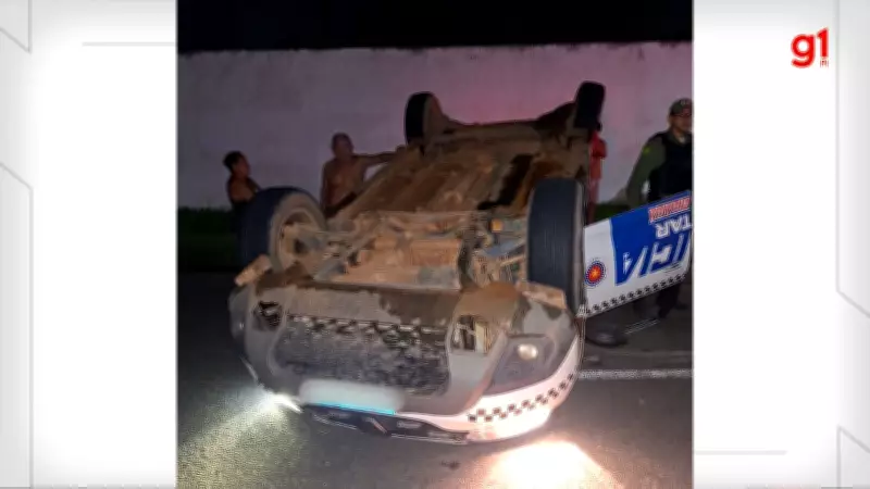 Viatura da Polícia Militar capota após colisão com carro em Parnaíba; motorista foge