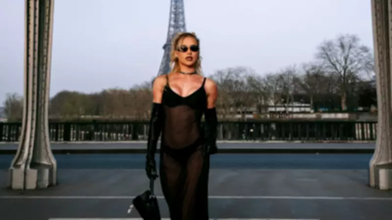 Virginia Fonseca brilha em Paris com look ousado na Balenciaga e apoia Vinícius Jr