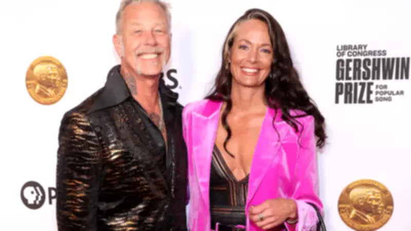 Vocalista do Metallica, James Hetfield, pede Adriana Gillett em casamento debaixo d'água com tubarões
