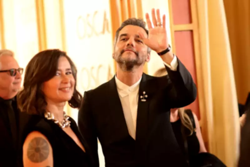 Wagner Moura Brilha no Tapete Vermelho do Oscar 2026 com a Esposa Sandra Delgado