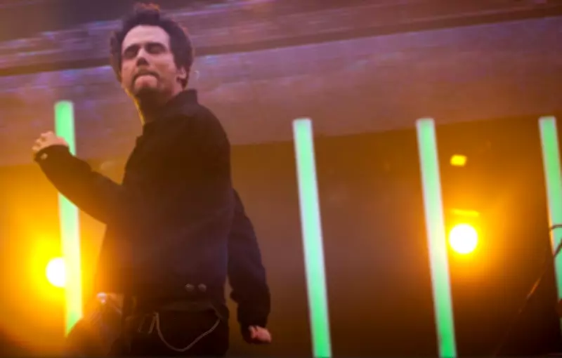 Wagner Moura e Legião Urbana: Tributo Polêmico de 2012 Divide Crítica e Emoção