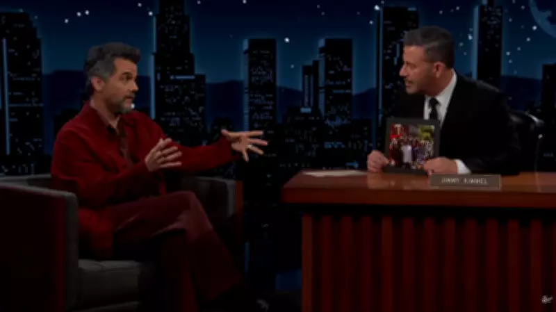 Wagner Moura exibe bonecos gigantes de Olinda em programa de TV nos EUA