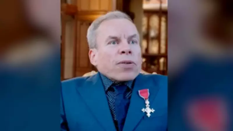 Warwick Davis, ator de 'Harry Potter', recebe Ordem do Império Britânico em cerimônia no Castelo de Windsor