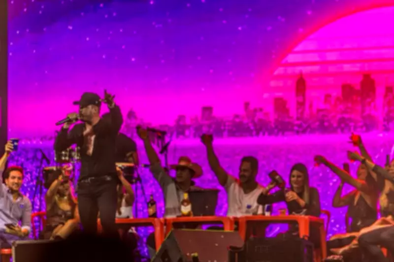 Zé Elias transforma palco em boteco e encerra Limeira Rodeo Music com show até o amanhecer